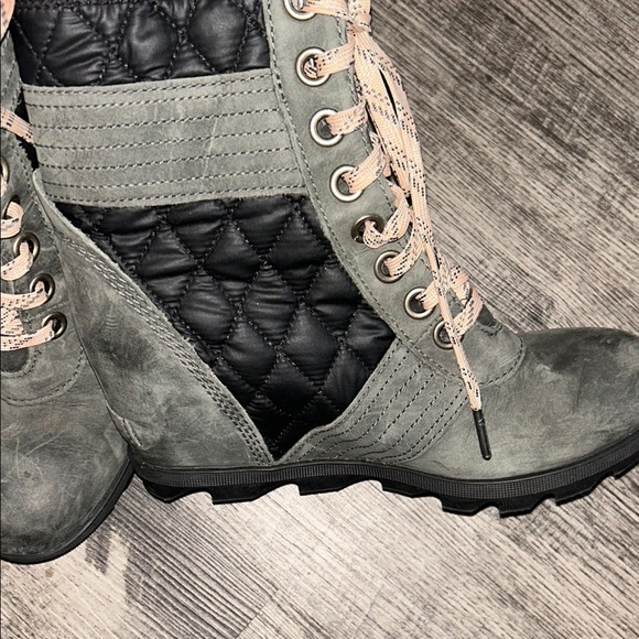 Sorel Gray Lace Up Boots with Suede Texture - Picture 3 of 7
